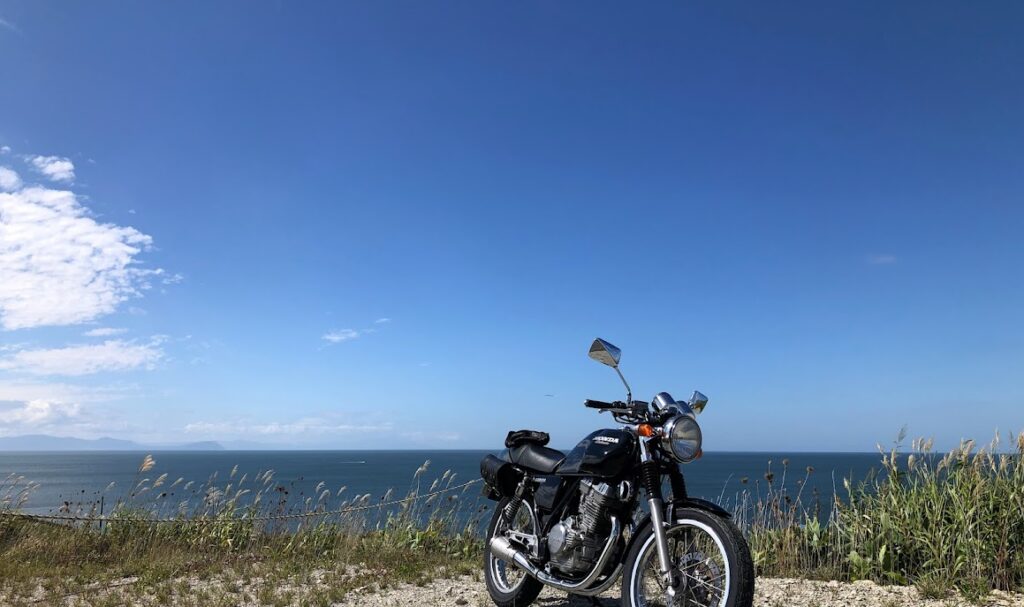 海が一望できるところにオートバイ