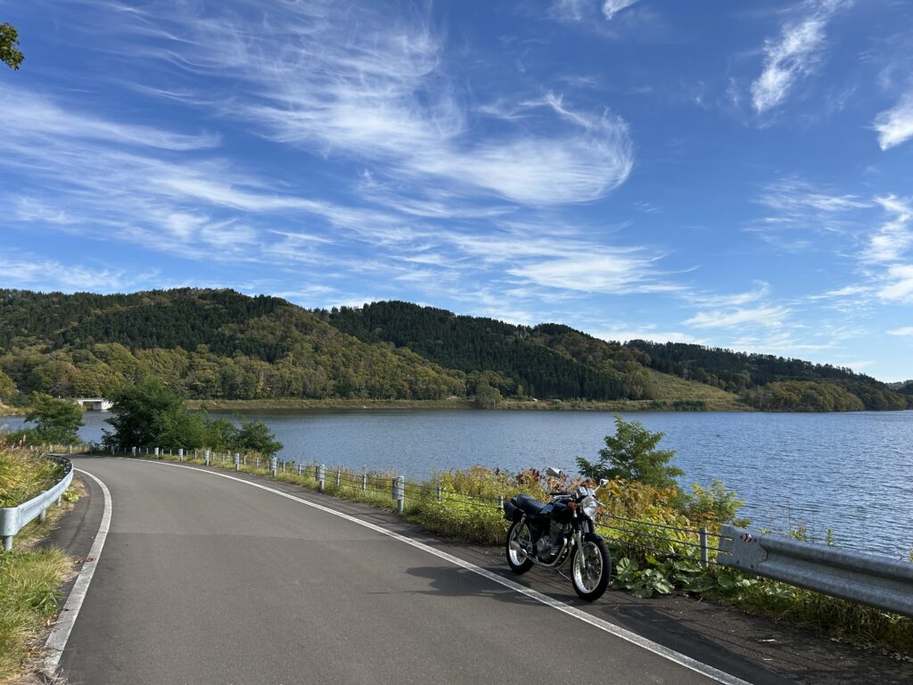 湖とオートバイ