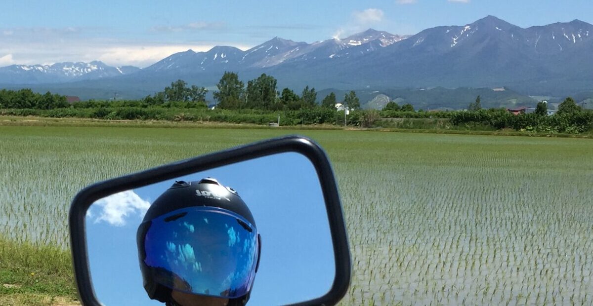北海道の山々とヘルメット