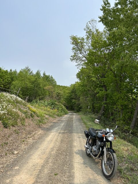 砂利道とオートバイ