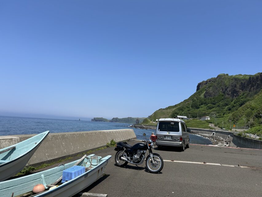 積丹の海に、ワンボックスのクルマとオートバイ