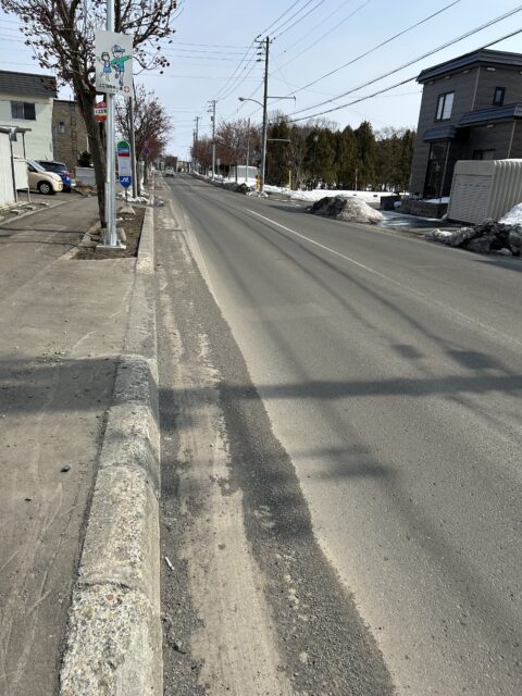 路肩に浮いた砂