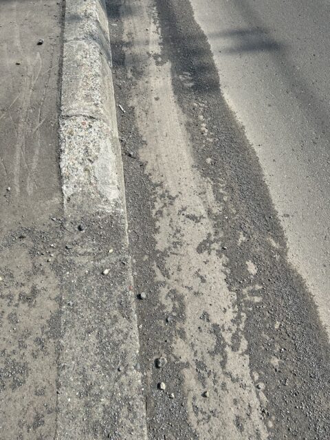 路面に浮いた砂