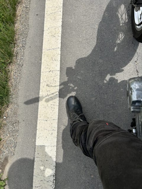 線のすぐ横に左足を着く