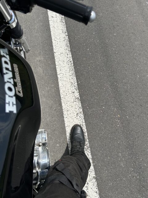 中央線を足で踏む