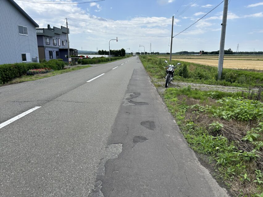 左だけ荒れた路面
