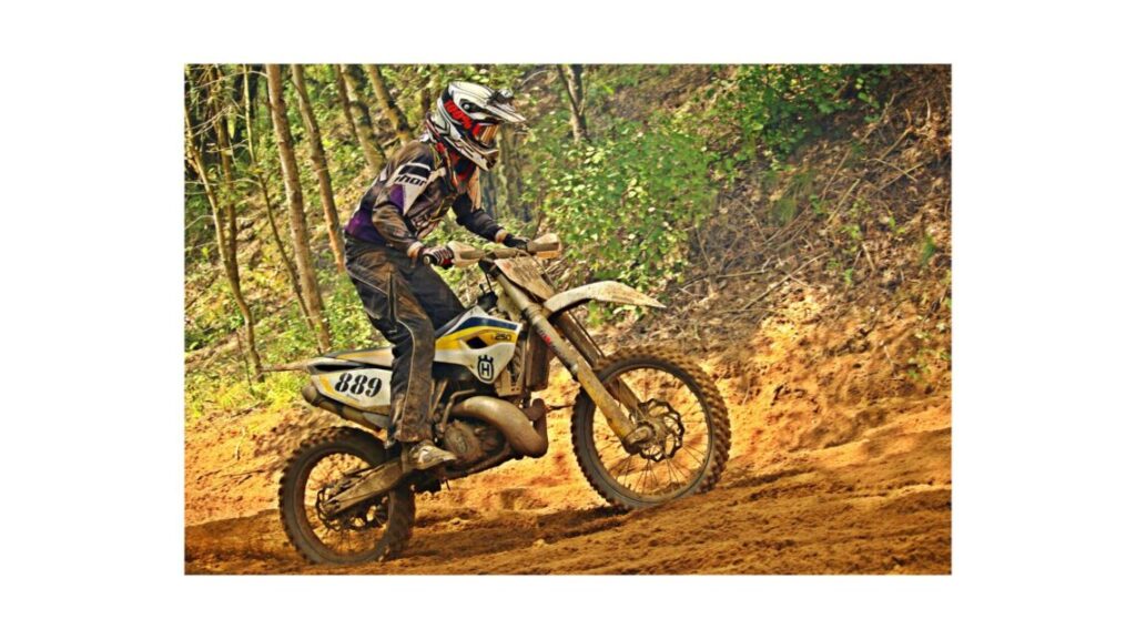 オフロードバイク山林