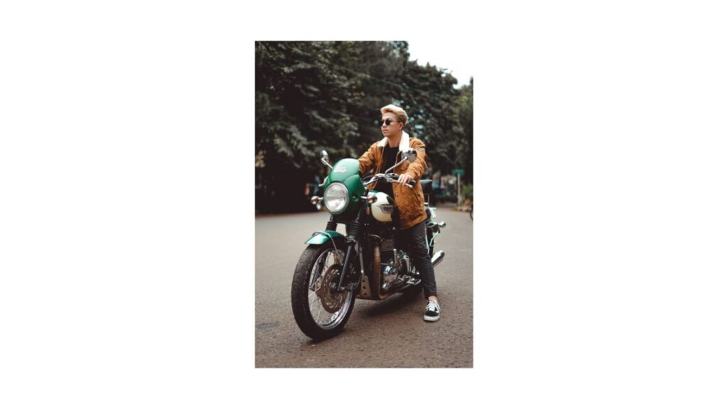肩の力を抜いてリラックス
バイクにまたがる青年