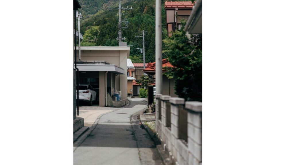 路地裏の狭い道