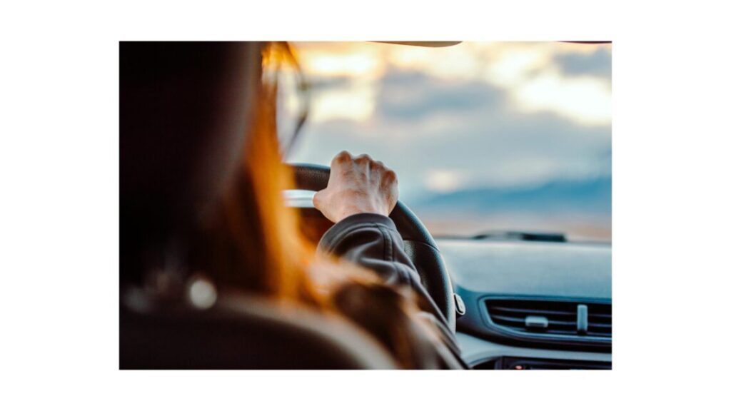 運転中の女性