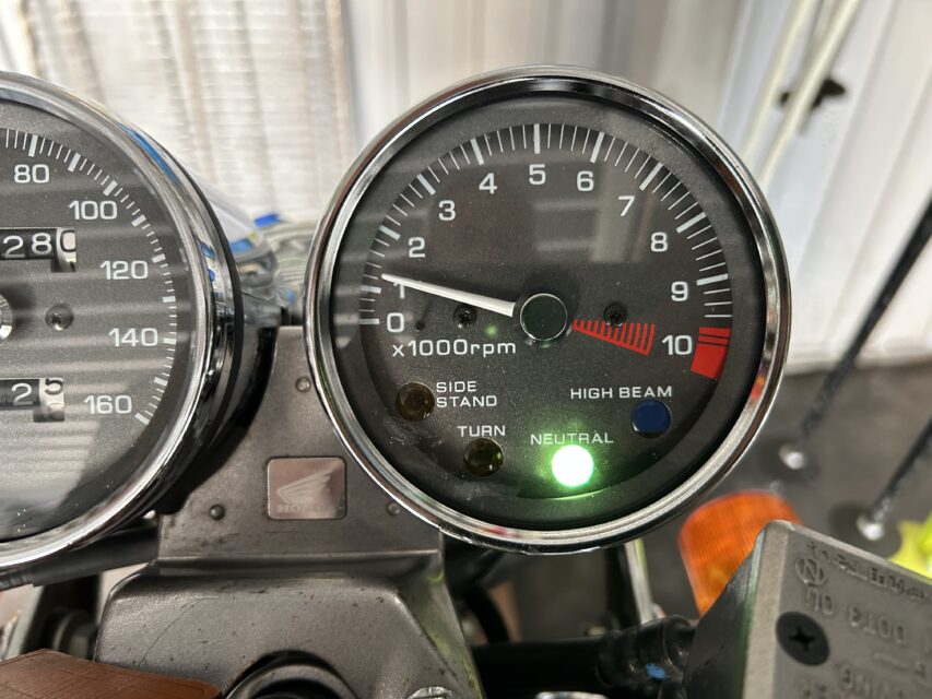 オートバイのメーターとニュートラルランプ