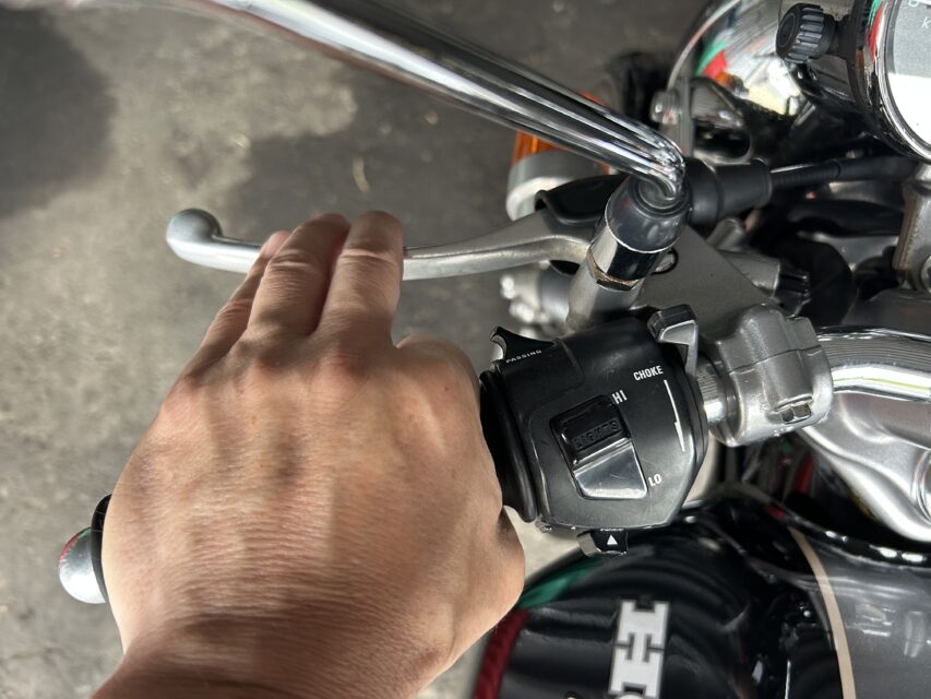 愛車のクラッチレバーと私の左手