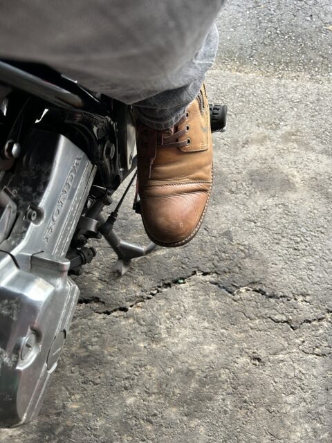 バイクのフレームにぴったりと足をつけてステップを踏む。